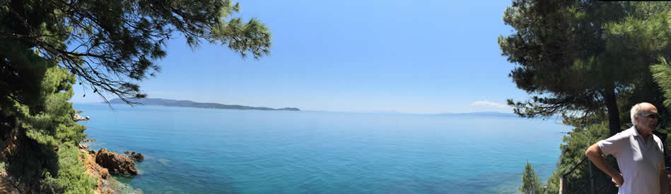 KATIGIORGIS, uitkijkend op het eiland SKIATOS, rechts het eiland EVIA ( EUBOEA )